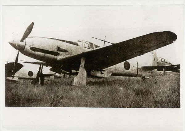 航空機部門が分離され1937年に川崎航空機工業が設立。1940年には、陸軍より戦闘機増産の要請を受けて明石工場が建設され、陸軍三式戦闘機「飛燕」（写真）などが生産された