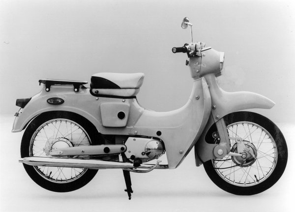 1958年に登場したホンダスーパーカブC100に追随するようなコンセプトの「カワサキペットM5」は50ccの2ストローク車だった。カワサキの二輪モデルはこれがスタートとなる