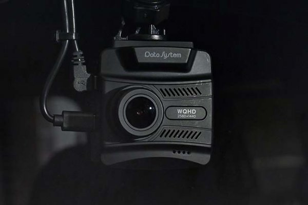 DVR3200のフロントカメラは、対角137度の広角6層ガラスレンズを採用し、WQHD画質（2560×1440）での録画が可能