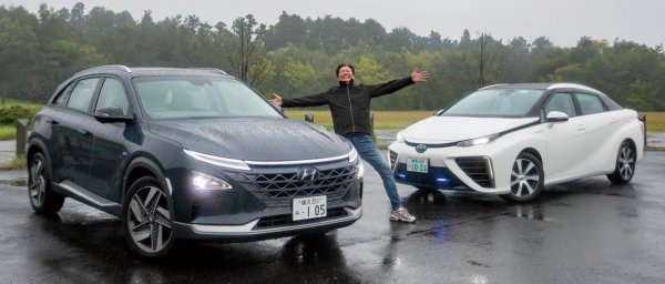 ヒュンダイ『ネクソ』（写真左）とトヨタ『ミライ』（写真右）。ともに燃料電池車ではあるが、カテゴリーはSUVとセダンに分かれている。その実力は!?
