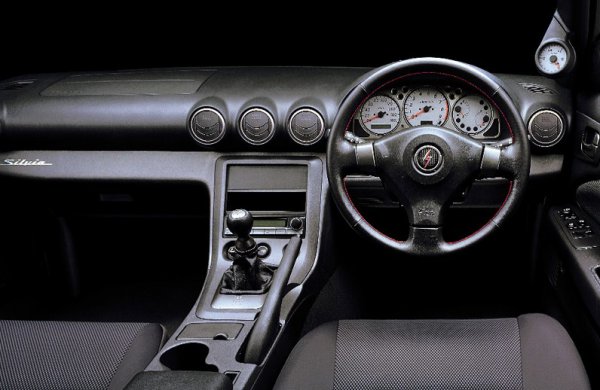 1999年1月発売当時のS15シルビアスペックRのコクピット。スペックRにはメーカー純正としては珍しい運転席側Aピラー部分にブースト計が設置されている（スペックSは油圧計）
