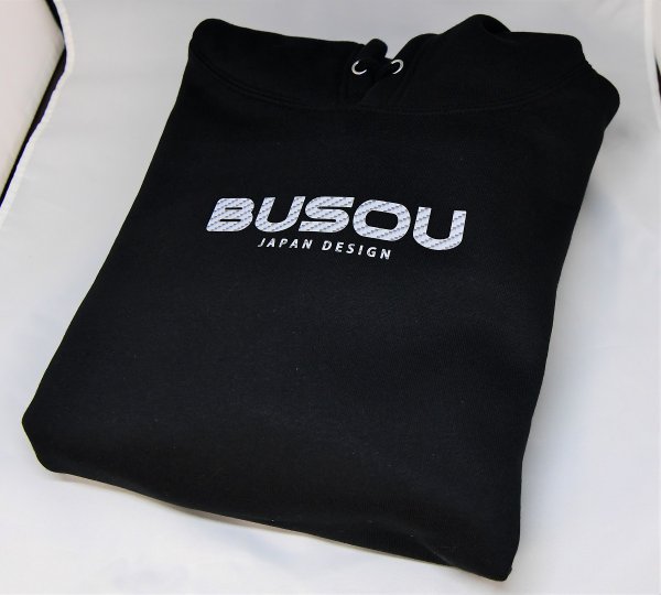 BUSOUのロゴが入ったパーカーを3名さまに。これからの季節もバッチリ