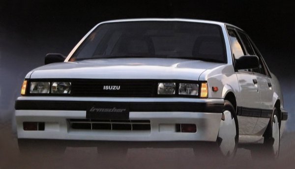 1985年10月にイルムシャーシリーズ第1弾がアスカに設定され、その後設定車を拡大。ボディ同色のフルホイールカバーがアイデンティティ