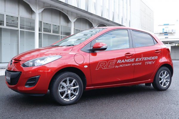 2013年に試作車を公開したレンジエクステンダーEV。当時のデミオのボディで開発されていた。ガソリン給油で長距離を走れるため、小容量バッテリーで実現でき、現実的なEVといえる