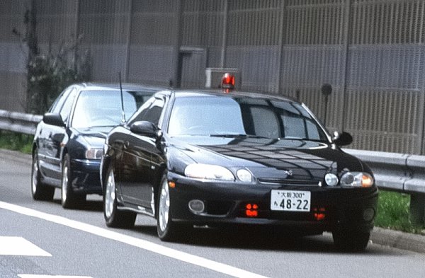 大阪府警の高速隊で活躍した黒のソアラ覆面パトカー。リアトランクにそそり立つTLアンテナが特徴的だった
