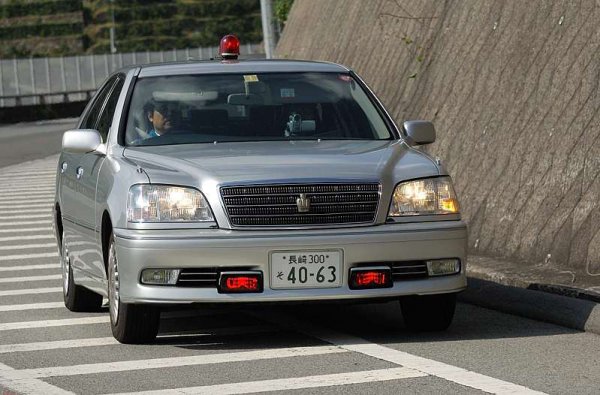 長崎県警高速隊の覆面パトカー。170系ではクラウンロイヤルがベースとなっていた。国費で導入された車両は、ナンバー両脇にオートカバーが装着されていた