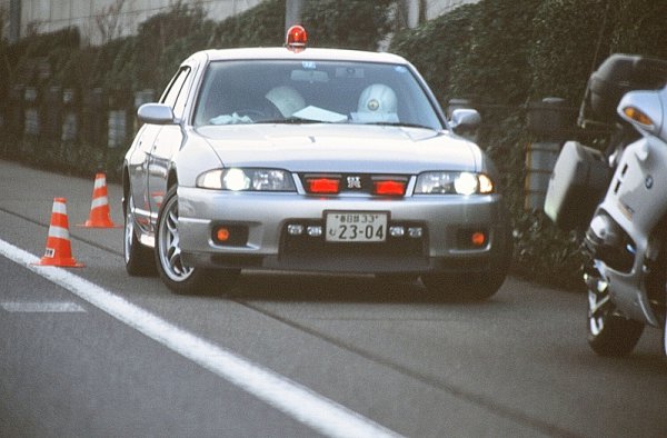 埼玉県警高速隊のR33の4ドアGT-R。埼玉県警では2ドアGT-Rの覆面も配備していた。現在はR34GT-Rの白黒パトカーを現役で使用中