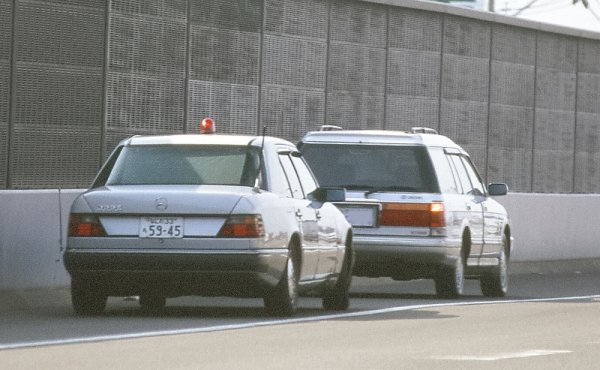 大阪府警高速隊のベンツ覆面。独特のオーラが見分けポイントだった。慣れればオーラでの判断は難しくない……！？