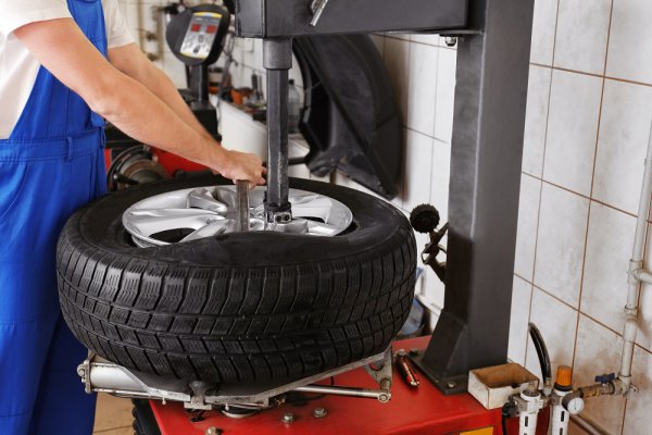 タイヤを1本だけ新品にするとタイヤの溝に差が生じてしまうため、ハンドルが左や右にとられたり運転に支障は出ないのだろうか（Africa Studio＠Adobe Stock）