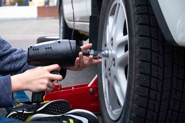 タイヤ交換時のホイールナットの緩みはタイヤの脱輪の要因にもなり危険。緩んでいる場合は低速でも振動が出るので、増し締めが必要（tkyszk-stock.adobe.com）
