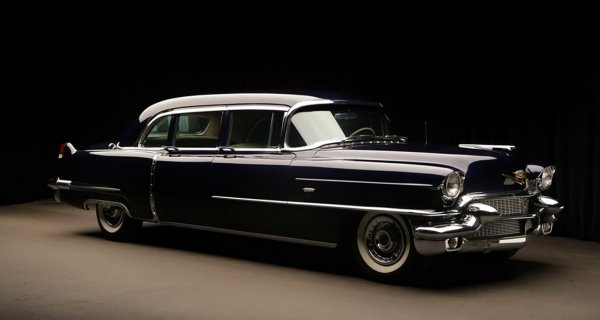 アメリカ車が最も輝いていた時代はセダンが人気で、写真はフルサイズセダンのキャデラックフリートウッド。今見てもカッコいい