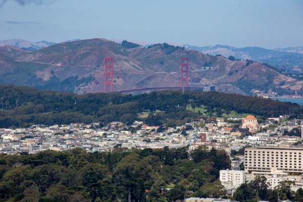 カリフォルニア州のロサンゼルス、サンフランシスコは、かつて光化学スモッグの原因となる大気汚染物質オゾンの大気中濃度の高さが米国内で1位、3位となっていた（HIROSHI H＠Adobe Stock）