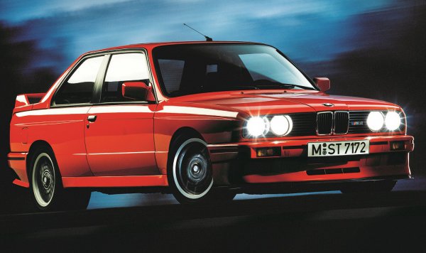 1983年に登場した初代M3スポーツエボリューション。初代BMW M3は、2.5LのM3スポーツエボリューション600台、手作業で組み立てられたM3カブリオレ765台を含む1万7970台が販売された