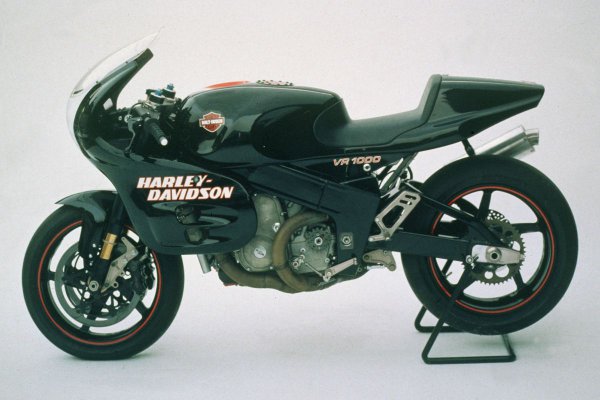 ハーレーブランドのスポーツモデルでは、1994年のVR1000が存在。スーパーバイクレースのホモロゲ―ション獲得のために公道仕様も発売されたが成功には至らず。これも踏まえての見送りか？
