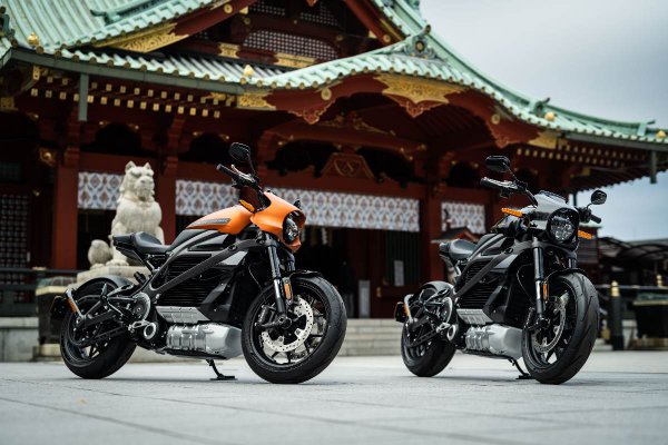 2014年のプロトタイプ発表から5年の歳月を経て2019年にアメリカと欧州で発売された世界初の量産電動スポーツバイク「ライブワイヤー」。日本でも349万3600円で予約販売される