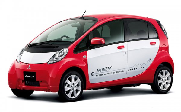 日本は世界的にも早くから電気自動車の販売を開始。三菱自動車は2009年、i-MiEVを法人や自治体向けに投入した