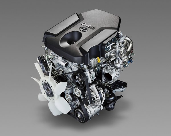 エンジンは現行型プラドにも搭載される2754cc、直4ディーゼルターボを改良して搭載する。現行型のスペックは204ps／51.0kgmだが新型もほぼ同じになる見込み。ガソリンエンジンはデビュー1年後の2023年後半をめどに新開発2.4L、直4ターボハイブリッドが搭載される予定
