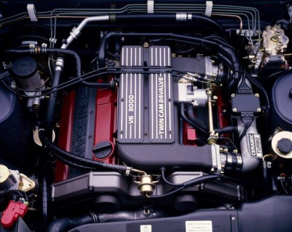 シーマに搭載されたVG30DET型V6ターボエンジンは最高出力255psを発生