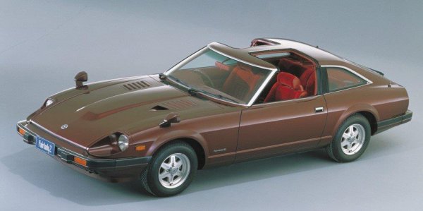 S130型には、1980年、その後のZの特徴ともなるTバールーフが新設定された。TバールーフはZ32型まで設定された。Z32型では途中、フルオープンのコンバーチブルが設定されたが、Tバーの人気も高かった