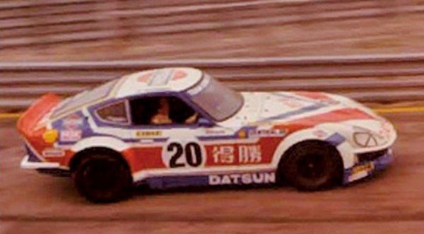 1970年代、フェアレディZはサーキットで強さを誇った。上のゼッケン20は柳田春人氏の駆るレーシングZ