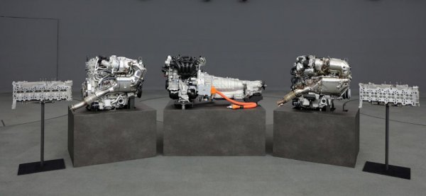 11月に行われた決算説明会で公開された、マツダのLarge商品群（エンジン縦置き）のエンジン　左がガソリンの直列6気筒ターボ、右がディーゼル直列6気筒ターボ、中央が直列4気筒＋PHEVのパワーユニットだ