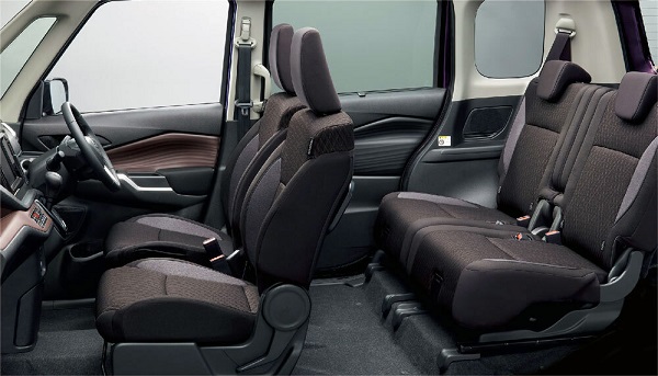 ソリオは後席中央のシートには収納式のアームレストを装備。現行モデルには後席右側にACソケットまで備わっている！