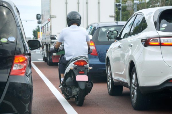 街中で当たり前のように行われているオートバイによるすり抜けや路肩走行。無理やりすり抜けようとしてクルマに接触、転倒する事故を多く発生している（xiaosan＠Adobe Stock）