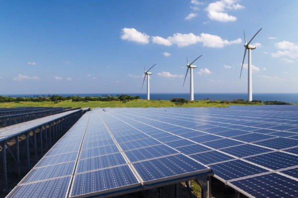 政府は、風力発電や太陽光発電などの再生可能エネルギーの余剰電力で、電気分解し水素を生成。水素で火力発電を行うという検討も行っている（imacoconut＠Adobe Stock）