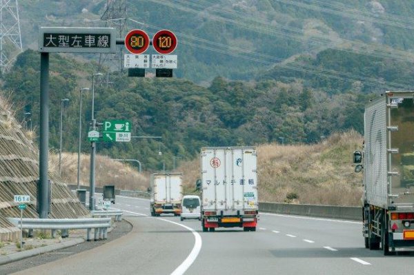 写真は掛川PA（静岡県）付近の本線。最高速度120km/hは2019年3月から試行され、今回正式導入が決定。同区間も6車線となる