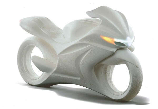 2015年の東京モーターショーに出品されたコンセプトGSX。GSXの名を冠する高性能バイクの象徴としてこのコンセプトオブジェが提案されたが、「ハヤブサに似ている」と話題になった