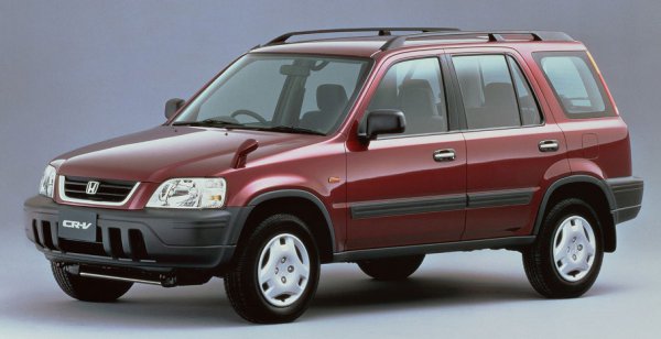 1995年10月に登場した初代CR-V　全長4385×全幅1750×全高1675mmと現在より小型で、1996年には年間10万2828台を販売