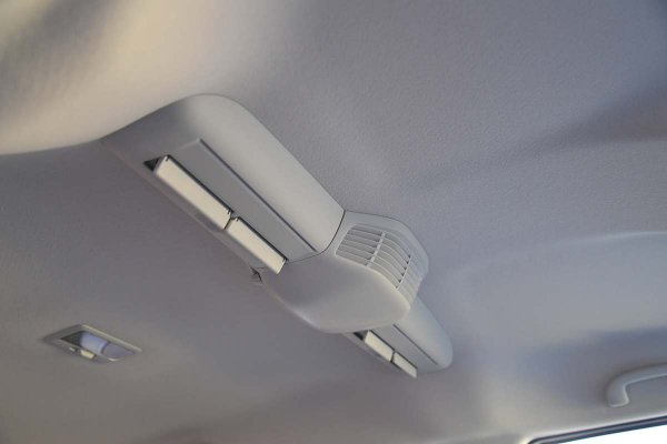 ソリオのMZとバンディットのMVには天井部分にサーキュレーターが装着される。フロントから入った空気を後方に流すことで、冷房の効率が向上し、前後席の温度を均一化する
