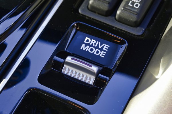 シフトレバー横にあるスイッチで5つのドライブモード切替が可能。NORMAL（ECO）、スノー、グラベル、ターマックと、あらゆる路面状況に対応するモードがある