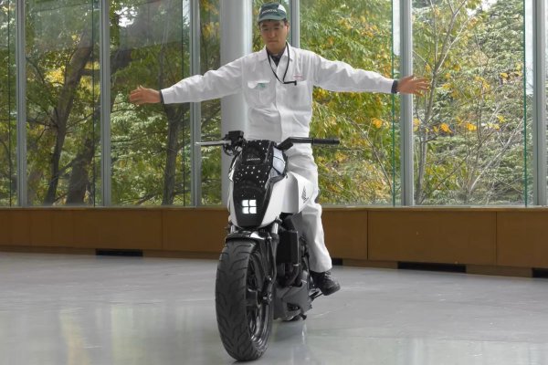 アシモの研究で培ったバランス制御技術を二輪車に応用したホンダライディングアシスト。ハンドル回り以外はNC700Sの車体を活用しているだけなのにこんな芸当が可能だ