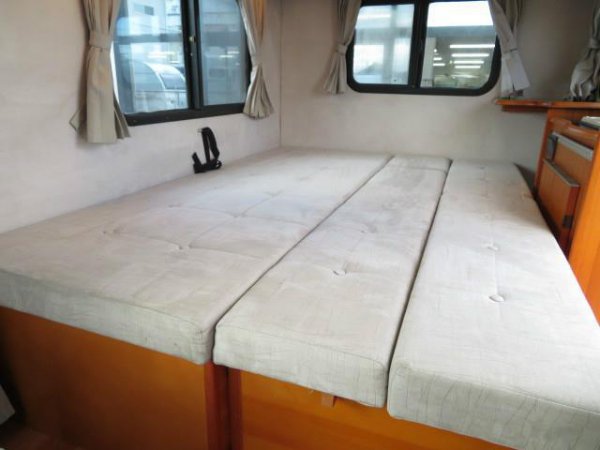 ダイネット部（食事などを行うダイニングスペース）もベッド展開可能。サイズは190cm×130cm