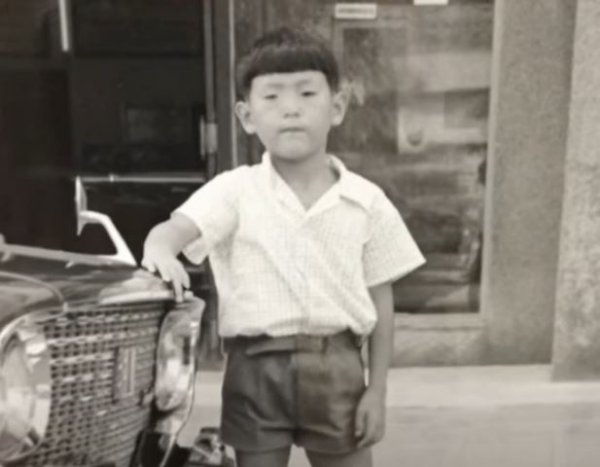 幼少時の豊田章男社長。1962年9月～1967年9月にかけて販売された2代目トヨペットクラウンと思われる（トヨタ世界大会の映像から）
