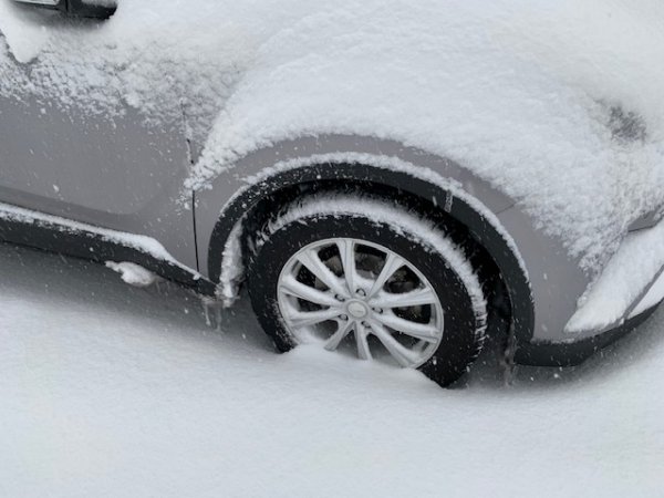 ワイヤーが雪の水分で凍り付く可能性があるため、寒冷地ではパーキングブレーキを引かずに駐車するのが原則
