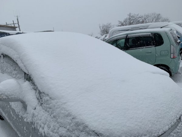塀や建物の奥は吹きだまりが発生しやすく、降雪時の駐車場所としては向かない