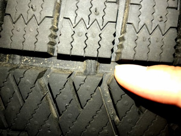プラットフォームと呼ばれる残り溝が50％になった際にトレッド表面に現れるサインが出るまでは冬用タイヤとして使い、50％以下となったらそのまま夏まで使用して使い切って廃棄するのが、スタッドレスタイヤの正しい使い方