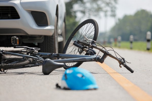 ロードバイクタイプの自転車は、わずかな隙間をすり抜けることができるので、車線の左寄りで走行するのは、危険（PHOTO／Adobe Stock@toa555）