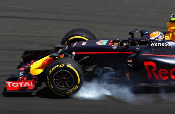 F1マシンのブレーキは強力で、減速Gはケタ外れ。ストッピングパワーが強烈だから大気中に放出する熱エネルギーも膨大