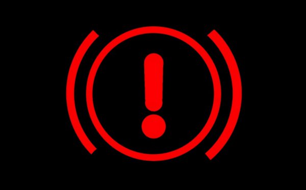 パーキングブレーキが作動した状態ではこのブレーキ警告灯がメーターパネルのどこかに点灯。パーキングブレーキを完全にリリースできているか要確認