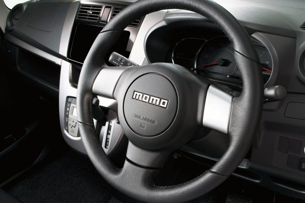 ナルディやMOMOは何処へ!? 新車のハンドル なぜ一流ブランドは激減してしまったのか