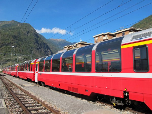 スイスを走る景観列車　ルーフの上までガラス製となっており、渓谷を抜ける際の景色は格別だ（PHOTO／Adobe Stock@ChiccoDodiFC）