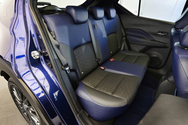 後席シートやドアの内張に一部にも、ブルーの合皮が施されている　キックスはもともとパッケージングが優れており、後席は非常に広い