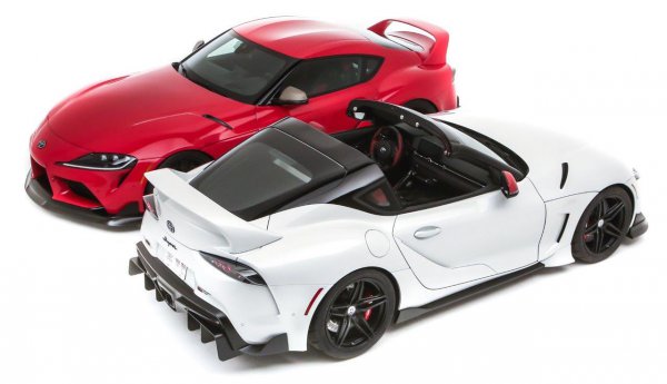SEMA360オンラインイベントで発表された2台のGRスープラ。白いボディのスポーツトップ（写真手前側）、赤いボディのヘリテージエディション（写真奥側）