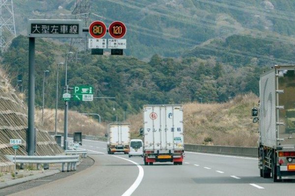 2020年12月22日より新東名高速道路の御殿場JCT－浜松いなさJCT間145kmが最高速度120km/hに引き上げられた