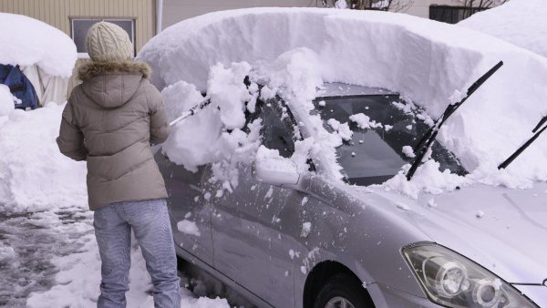 面倒くさがって積もったままではダメ 雪載せ車が引き起こすトンデモない危険 自動車情報誌 ベストカー