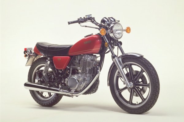 1978年にデビューしたSR500の北米仕様はリアもディスクブレーキだった。ホイールもキャストでスポーツバイクとしての側面が大きいのが分かる。初年度に最も売れたのは米国で8110台を記録