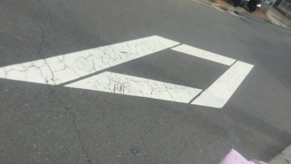 ひし形の路面標示は、「横断歩道又は自転車横断帯あり」よく見る記号だけに、忘れてしまっている方が多いかもしれない（PHOTO／写真AC＠ジェイさん）